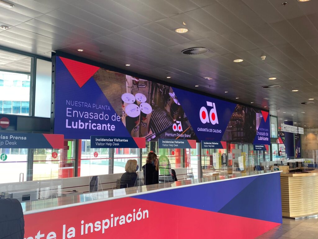Entrada a Motortec con pantalla corporativa AD